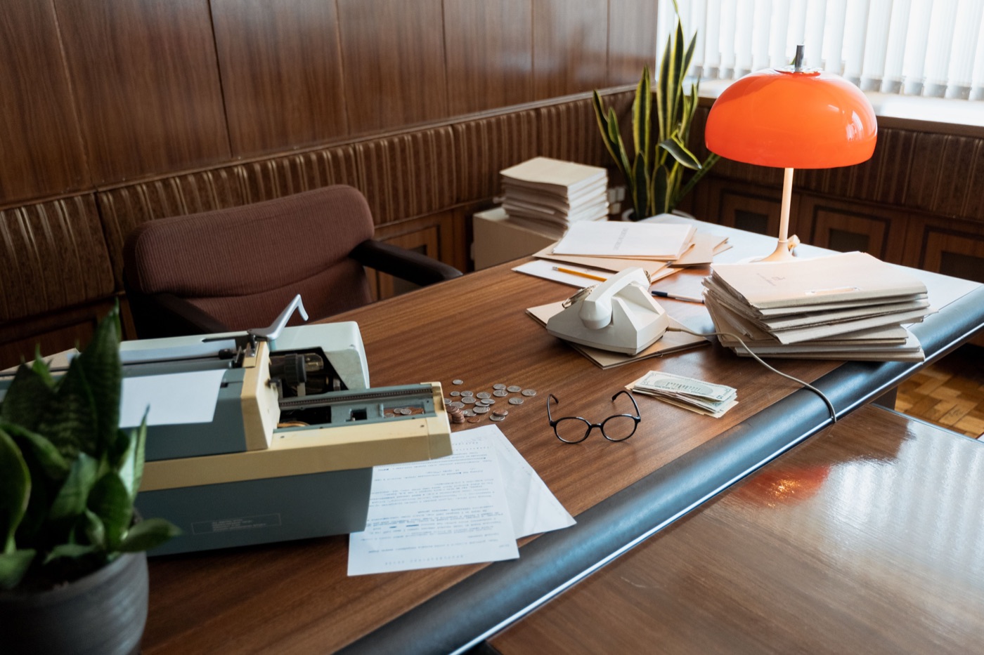 Leerer Arbeitsplatz mit Unterlagen und einer Schreibmaschine